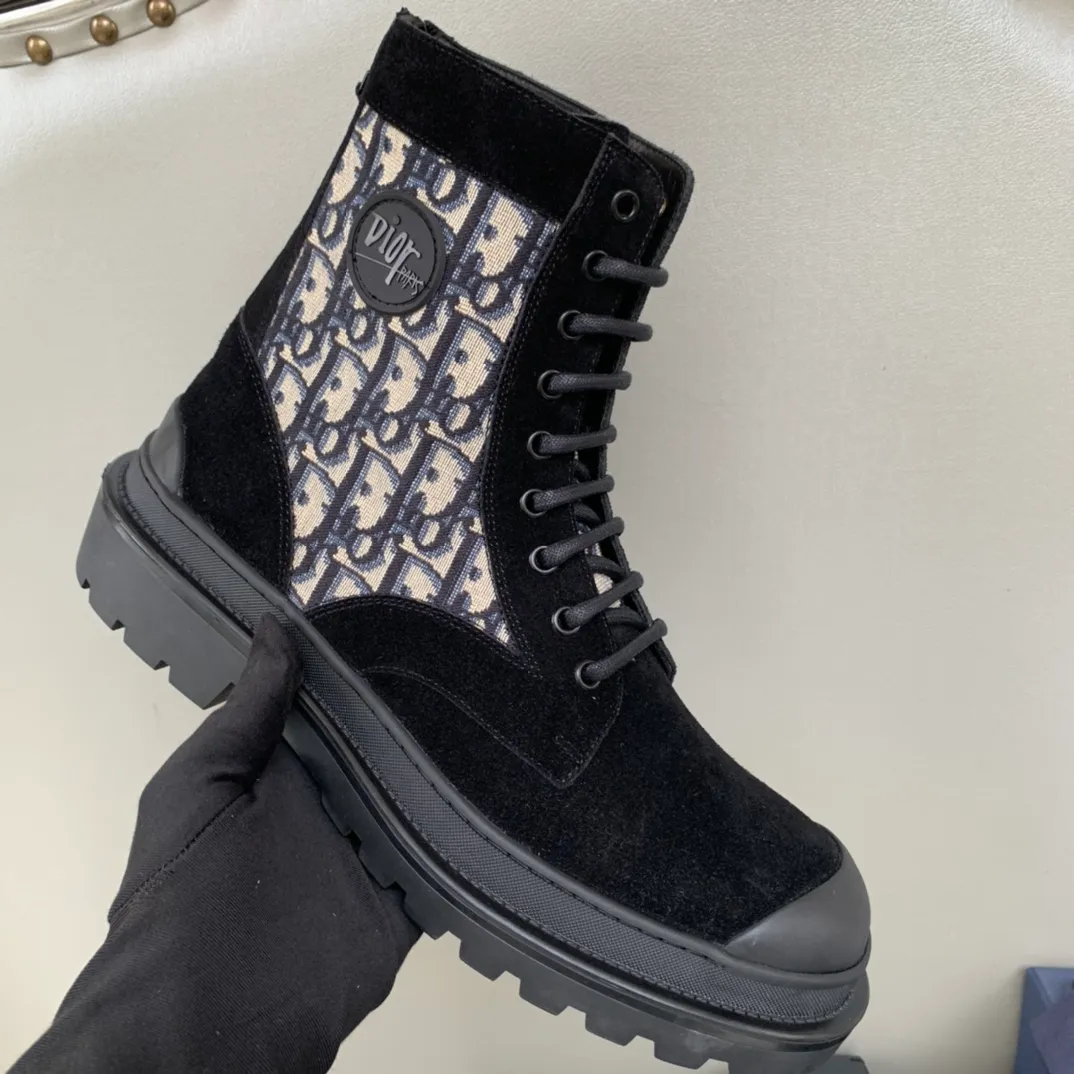 [DIOR] Top P: 920💰 Number of yards: 39~44 (38.45 custom-made, non-refundable) Dior Dior~ Winter series, original 1:1 development Casual men's leather shoes Made with heavy investment, shoes and boots are made of imported cowhide + imported Dior special fabric Not easily deformed black cowhide lining Dior large hardware inlay Original TPU vacuum outsole, black cowhide Black open edge beads Military green suede Black suede Khaki suede leather is crafted by a large factory, and the perfect product is only prepared for you who know your taste! Any comparisons are welcome.